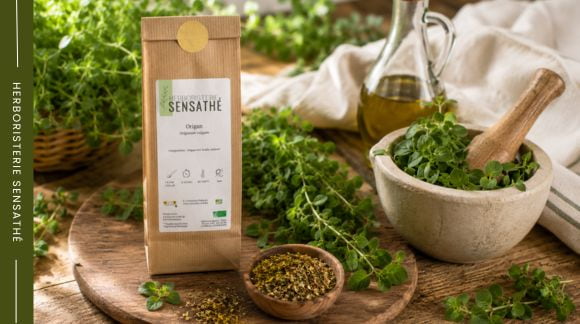 Origan séché et frais dans une ambiance de cuisine méditerranéenne avec huile d'olive et mortier pour préparer une pizza blanche - Herboristerie Sensathé Origan séché et frais dans une ambiance de cuisine méditerranéenne avec huile d'olive et mortier pour préparer une pizza blanche - Herboristerie Sensathé